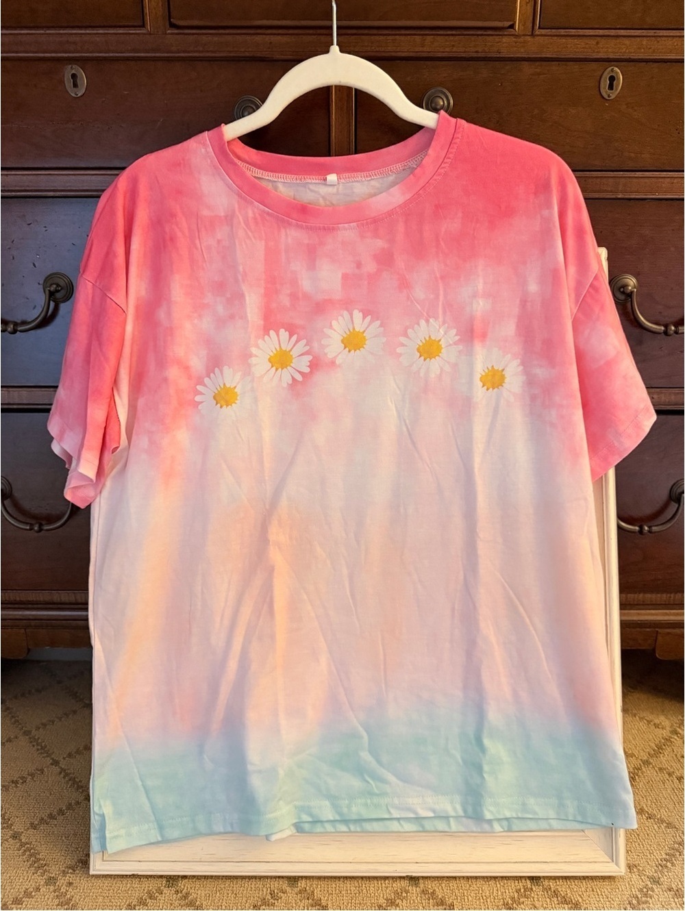 Pink gradient T-shirt w daisy graphics. L